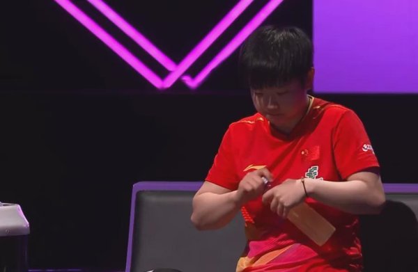 配资平台排名前10名 孙颖莎夺冠拒绝庆祝，而是抱王曼昱，赛后发言格局拉满：团队第一