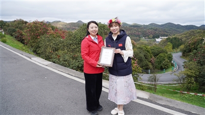 股票配资亲身经历 中国女子射击运动员钱微打卡百里杜鹃景区